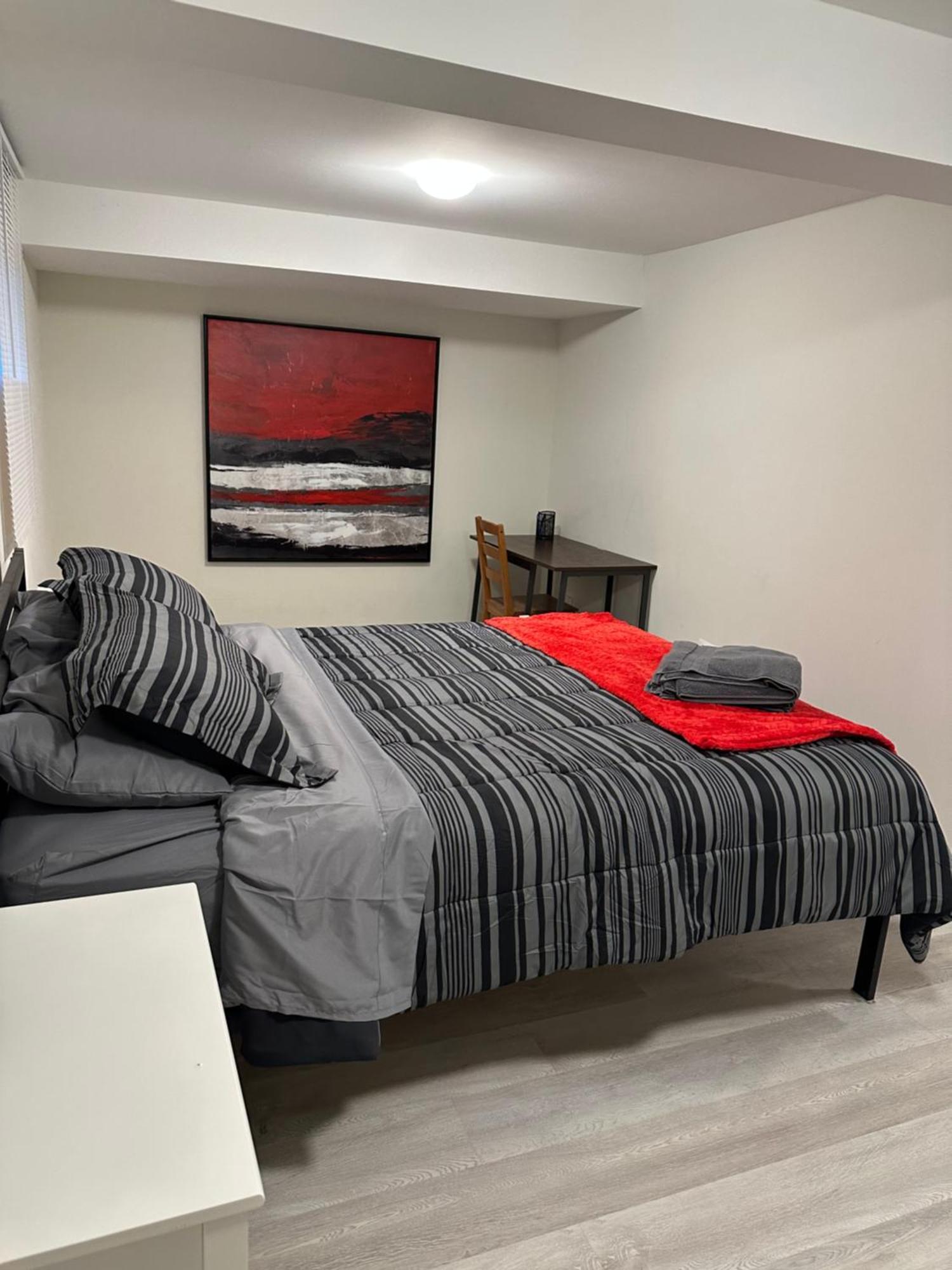 Comfy 2 Bedroom Near The Beach! Pickering Exterior photo