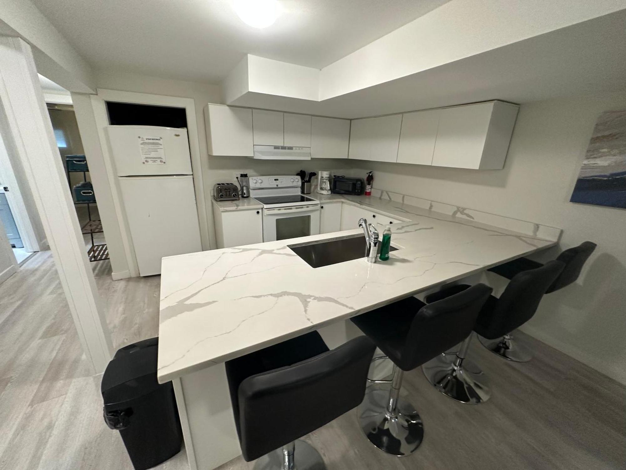 Comfy 2 Bedroom Near The Beach! Pickering Exterior photo