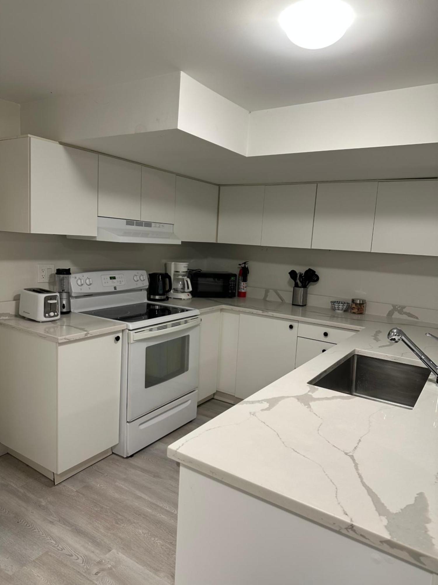Comfy 2 Bedroom Near The Beach! Pickering Exterior photo