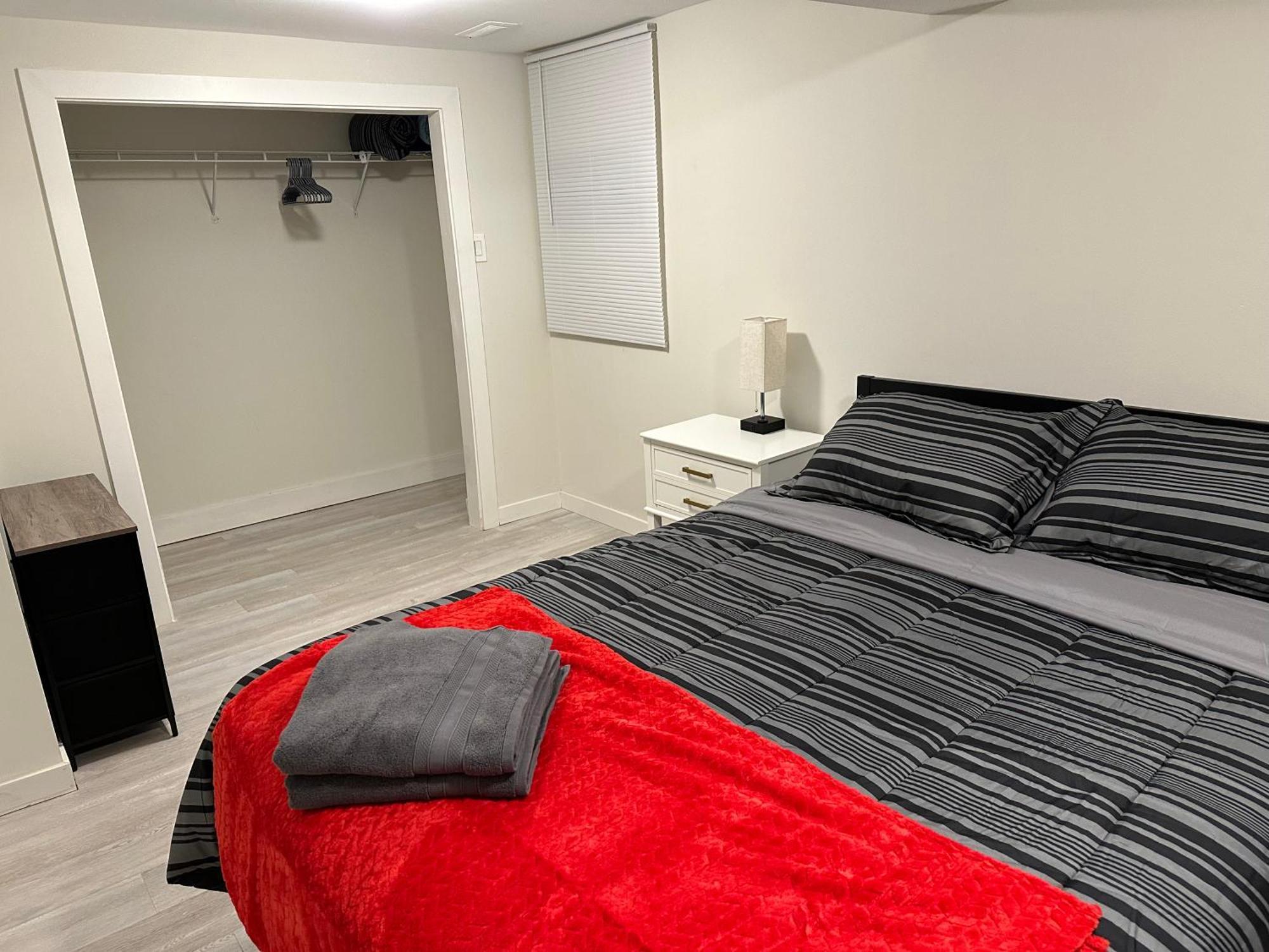 Comfy 2 Bedroom Near The Beach! Pickering Exterior photo
